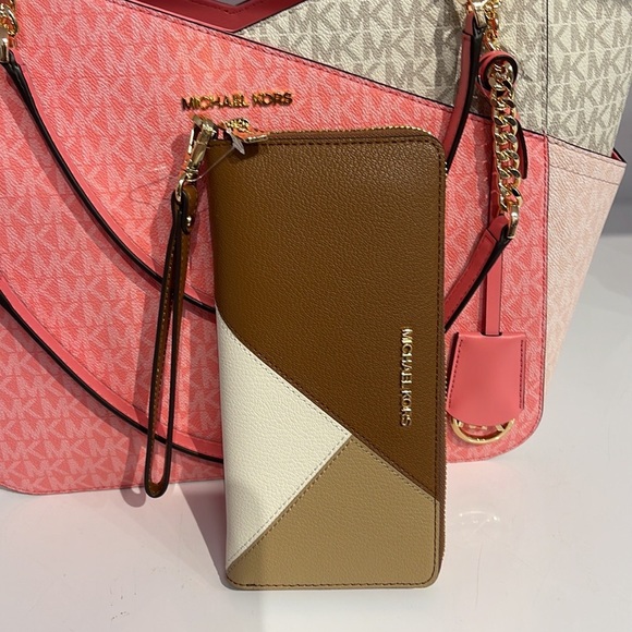 MICHAEL KORS LARGE TRAVEL CONTINENTAL WRISTLET WALLET PHONEHOLDER Luggage Multi - Picture 9 of 16